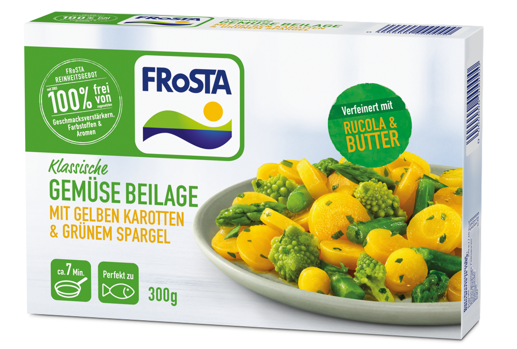 Eine Schachtel FRoSTA Klassische Gemüsebeilage mit gelben Karotten, grünem Spargel, Rucola & Butter in weiß-grüner FRoSTA-Verpackung auf einem Teller.