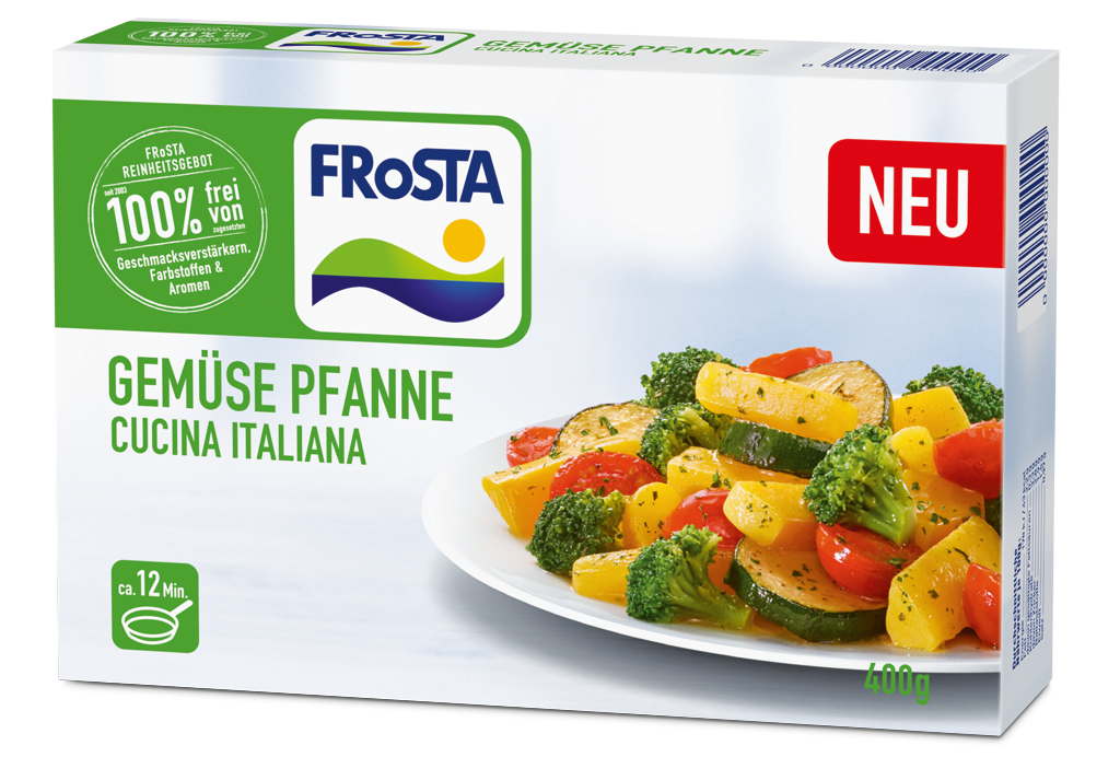 Eine Packung FRoSTA Gemüse Pfanne Cucina Italiana zeigt auf der Vorderseite Brokkoli, Zucchini, gelbe Paprika, Kirschtomaten und Karotten.