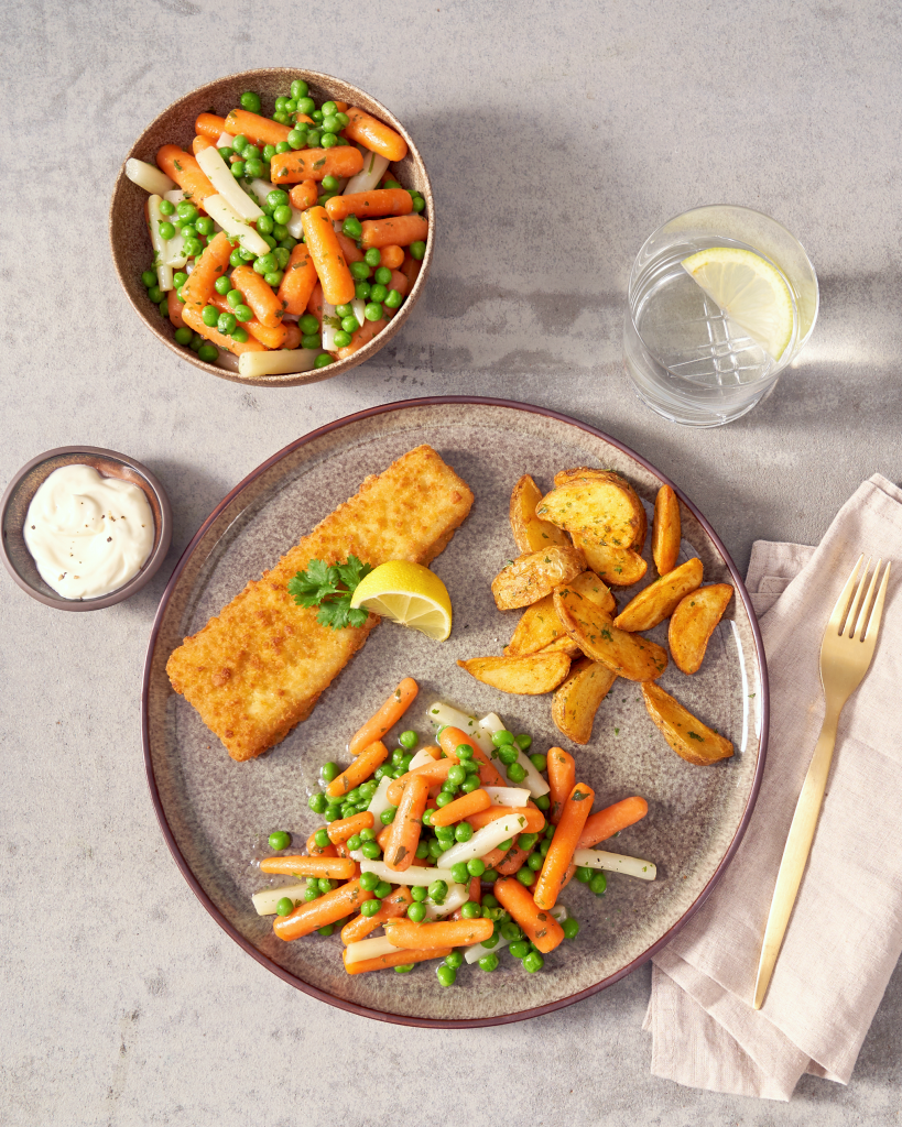 Die 300g-Box FRoSTA Klassische Gemüse Beilage Leipzig Allerlei präsentiert frisches, buntes Gemüse mit Petersilienbutter und intensivem Geschmack.