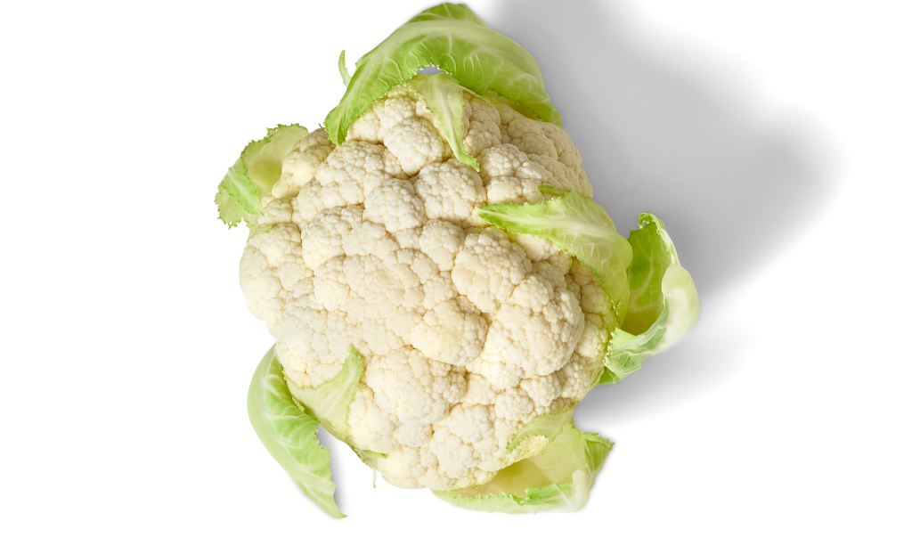 Ein ganzer frischer Blumenkohl oder leckere FRoSTA-Tiefkühlprodukte, mit knackig grünen Blättern, vor schwarzem Hintergrund.