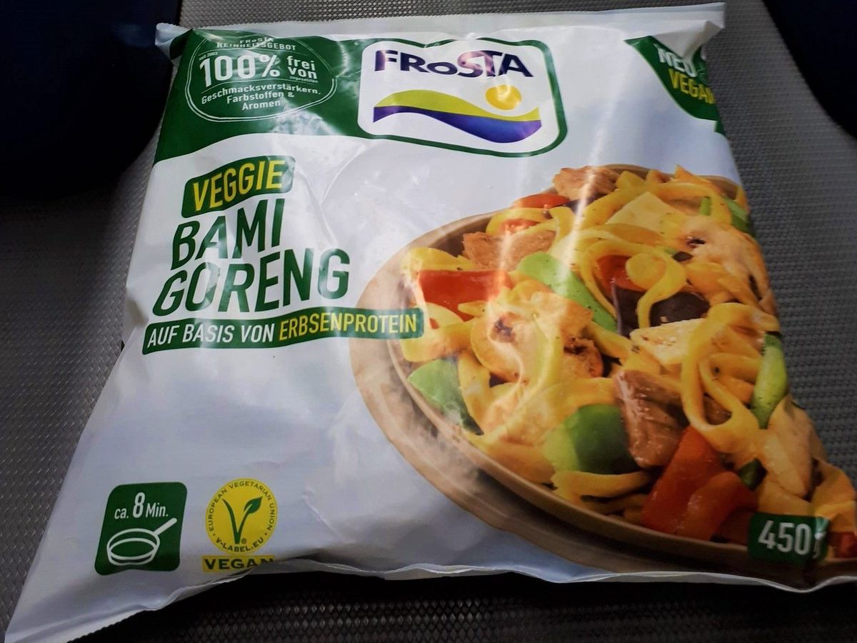 Eine Packung FRoSTA Veggie Bami Goreng, ein veganes Tiefkühlgericht mit Erbsenprotein. Die FRoSTA-Packung zeigt das fertige Gericht, ist vegan und schnell zubereitet.