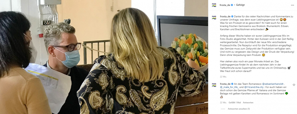 Drei Menschen diskutieren kreativ an einem Tresen über einen neuen FRoSTA Tiefkühlprodukte Gemüse Mix; Eine Frau hält ein Notizbuch.